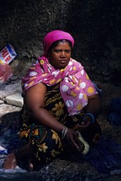 Comoros-Archipelago;-Daily-life;-France;-Headscarf;-Indian-Ocean;-Kaleidos;-Kaleidos-images;-La-parole-à-limage;-Laundry;-Laurent-Abad;-Mayotte;-Portrait;-Rock;-Stories-Pictures;-Washing;-Woman